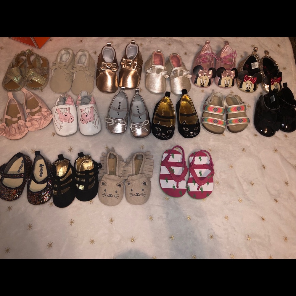 Baby girls shoes sizes are 0-3, 3-6, 6-9